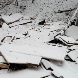 Illegal entsorgte Schrankteile vergrössern