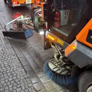 Reinigung mit einer Kehrmaschine vergrössern