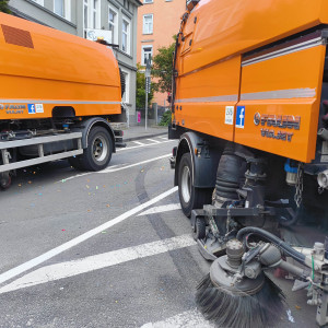 Mehrere Kehrmaschinen bei der Straßenreinigung in Haspe vergrössern