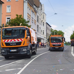 Zahlreiche Kehrmaschinen  vergrössern