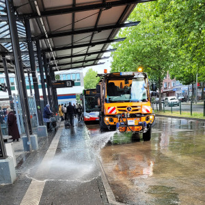 Reinigung des ZOB mit einem Wasserwagen vergrössern