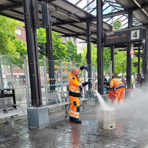 Mitarbeiter des HEB reinigt einen Papierkorb vergrössern