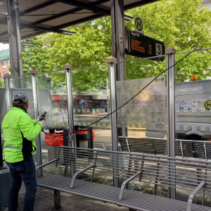 Mitarbeiter der HST säubert die Trennwände vergrössern