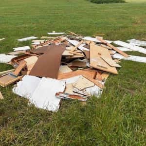 Illegal entsorgte Holzteile vergrössern