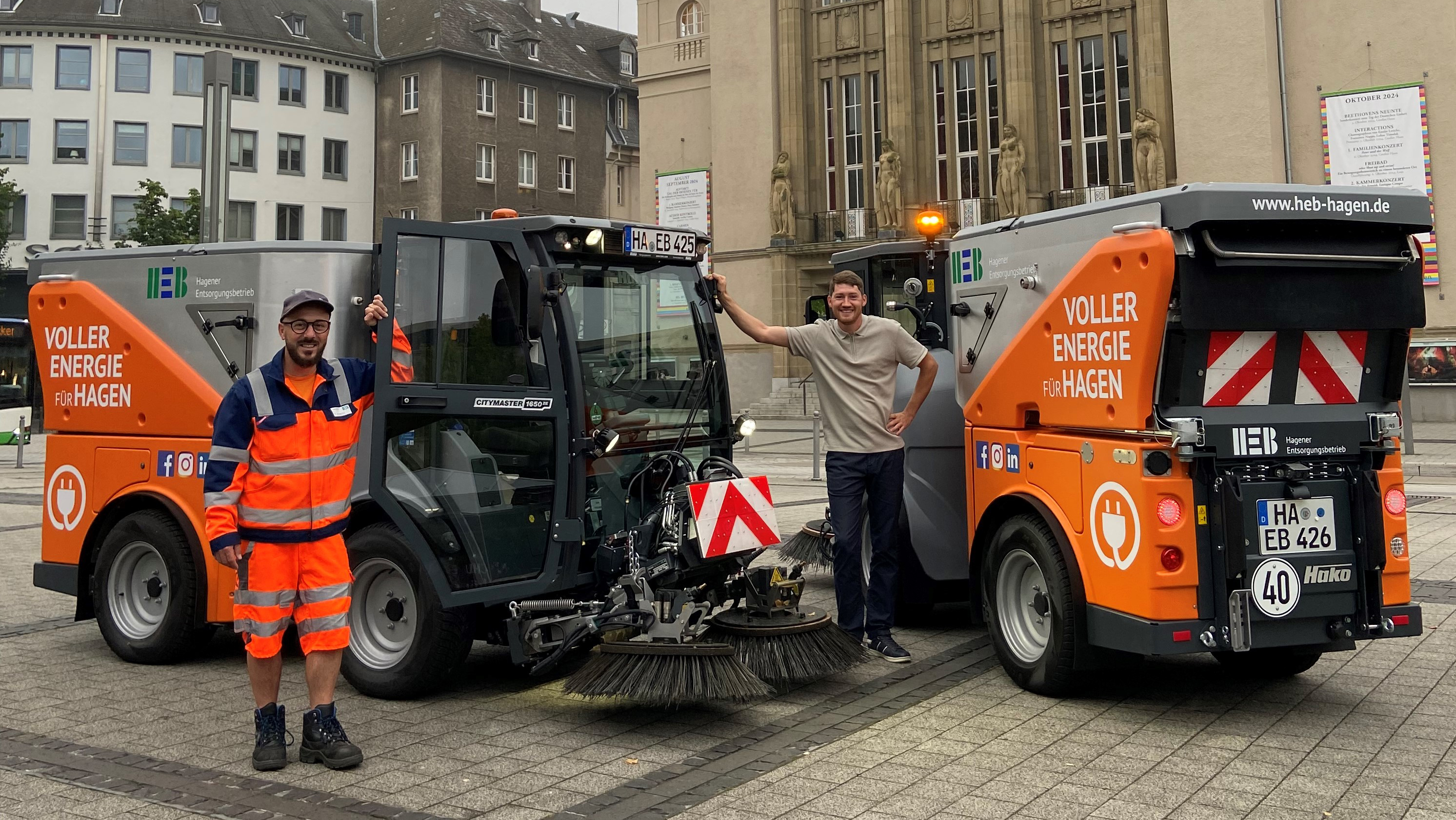 Fabio Arcerito und Frederik Freiheit zeigen die neuen Elektro-Kehrmaschinen