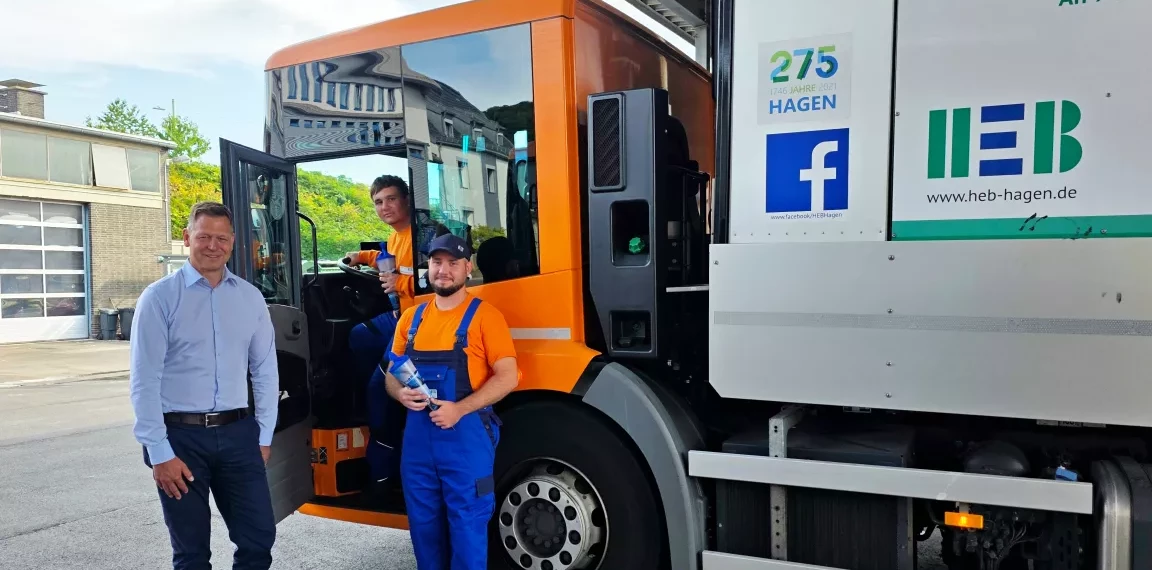 Geschäftsführer Sven Lindemann und neue Azubis vor Müllsammelfahrzeug