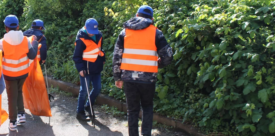 Müllsammelaktion an einer Schule