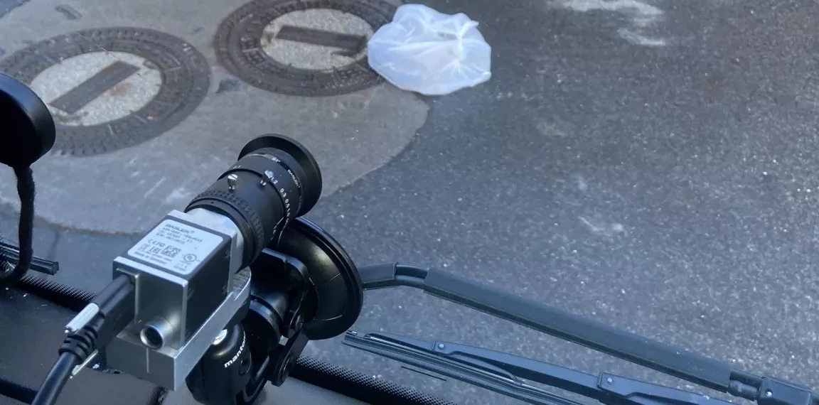 Eine Kamera erfasst einen illegal entsorgten Müllsack auf der Straße