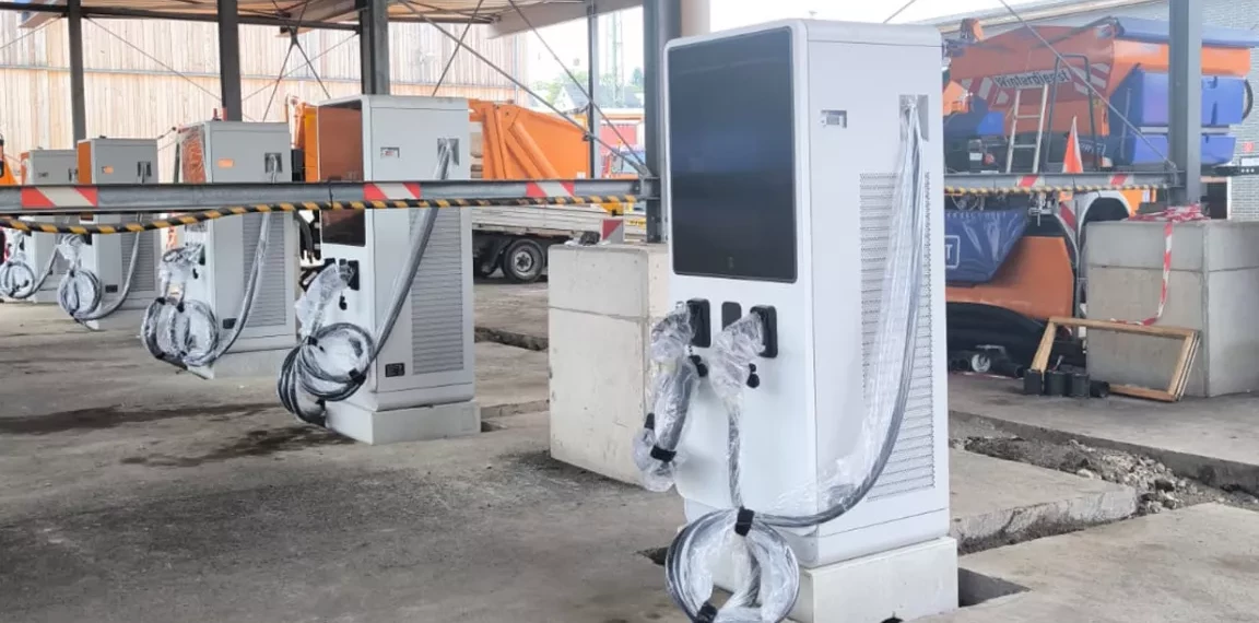 Neue Elektro-Ladesäulen am Betriebsgelände