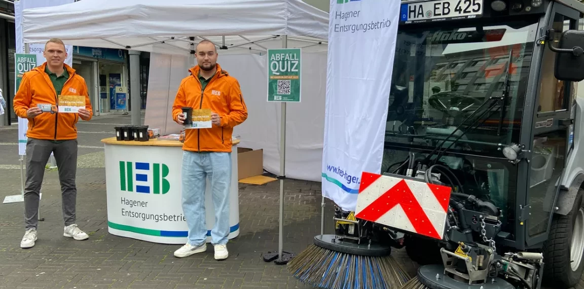 Zwei Mitarbeiter des HEB am Stand bei Hagen blüht auf