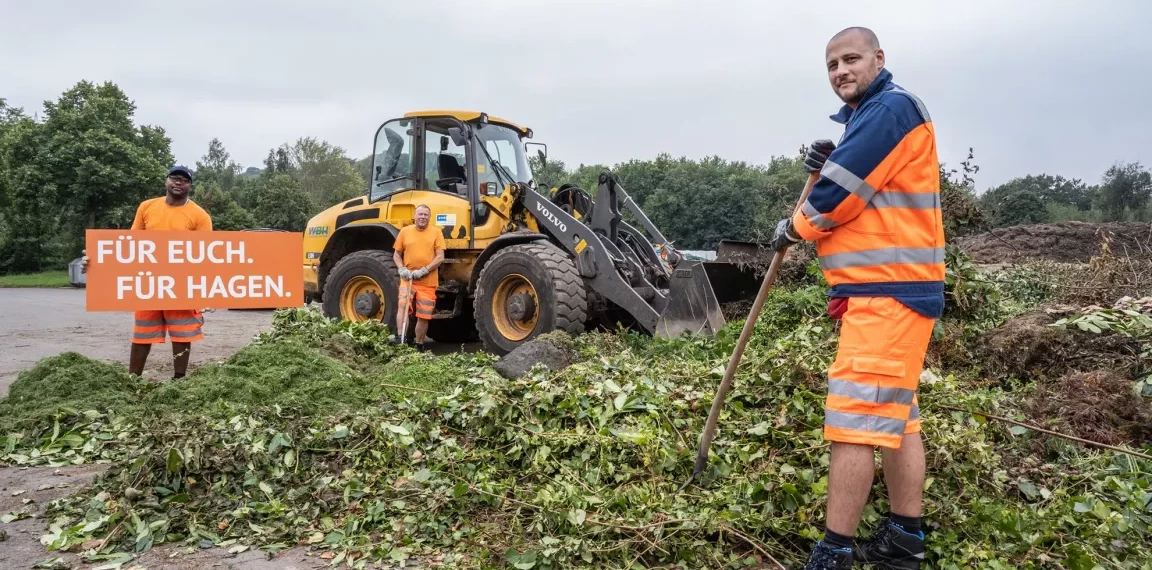 Mitarbeitende des HEB an der Kompostierungsanlage Donnerkuhle