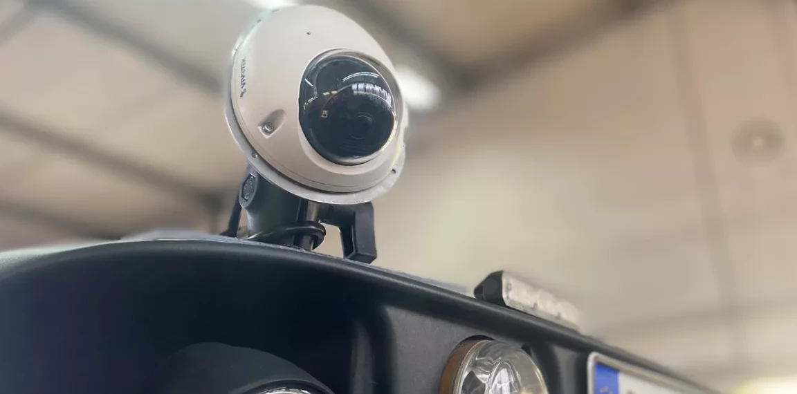 Kamera, die auf einer Kehrmaschine installiert wurde